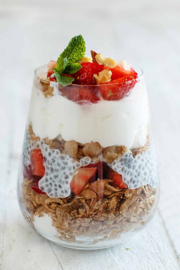 Comment préparer un parfait aux fruits rouges pour un dessert frais et léger?